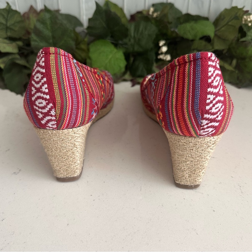 Sonoma Life + Style Womens Peep Toe Wedge Shoes Red Stripe Size 9 M Fabric Upper - Picture 7 of 10